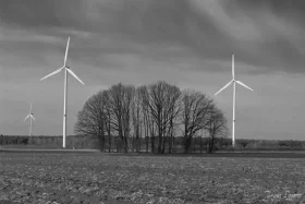 Windkraft und Felder