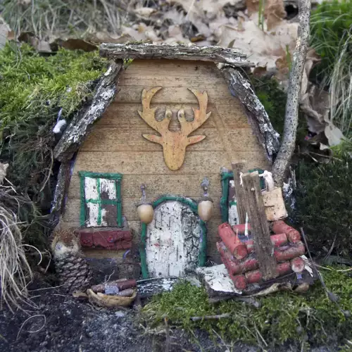 In so einem hübschen Haus fühlen sich die Waldwichtel sicher und geborgen. Ein aus Naturmaterialien gebasteltes Modellhaus auf dem bemoosten Waldboden